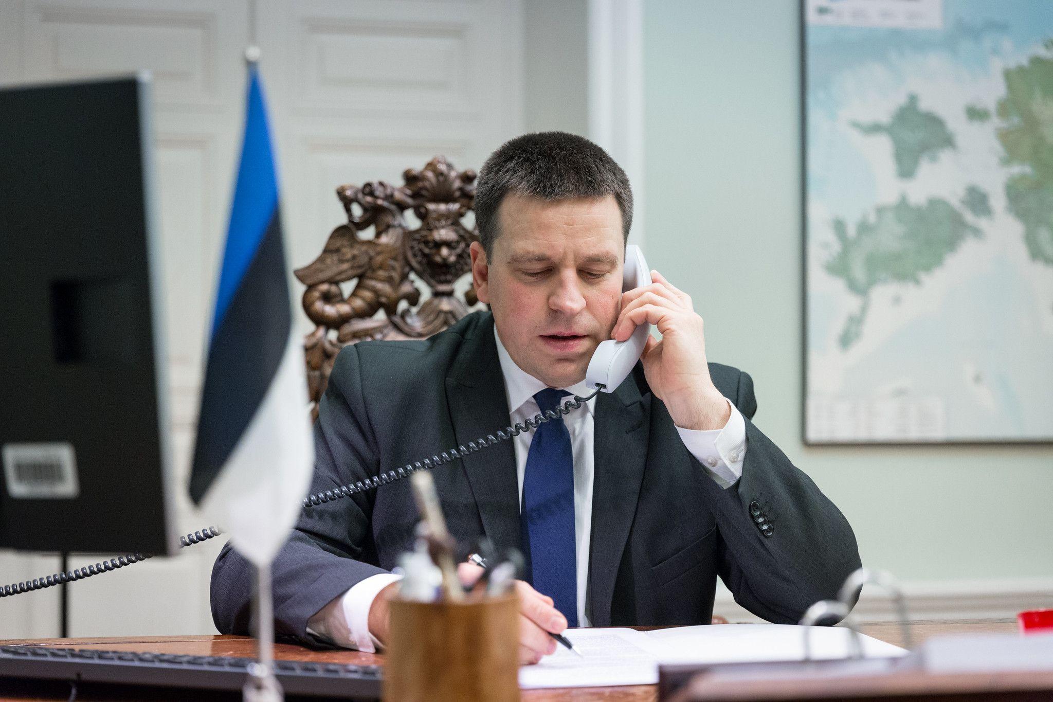 peaminister telefoniga kõnelemas_allikas Riigikantselei.jpg