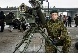 Kaitseväelane poseerimas