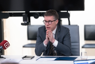 Riigikantselei julgeoleku- ja koordinatsioonibüroo juht Erkki Tori JEFi tippkohtumisel ajakirjanikele esinemas