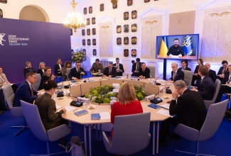 JEF liidrid ümber ümmarguse laua, taustal ekraan Ukraina presidendi videopöördumisega